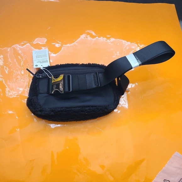 Lululemon everywhere belt bag fleece black&gold - Picture 2 of 5